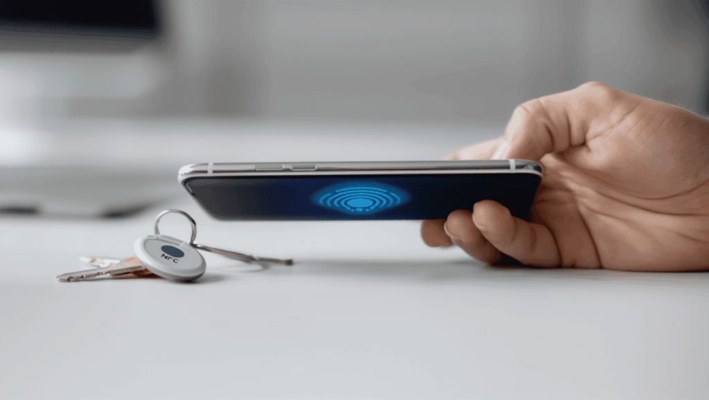 NFC-Tag an einem Schlüssel mit dem Smartphone in der digitalen Schlüsselverwaltung auslesen